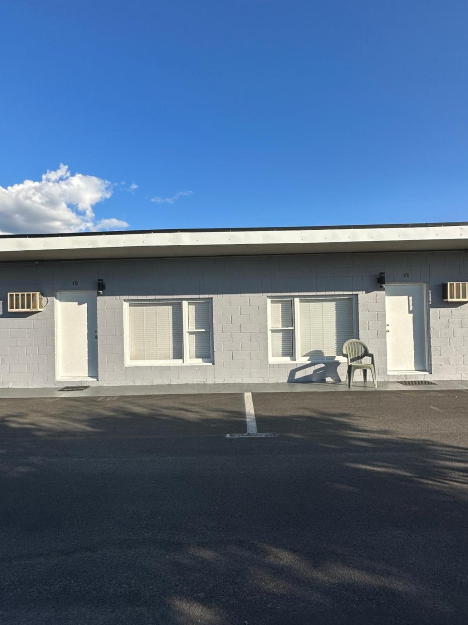 Apple Tree Inn Пентіктон Екстер'єр фото