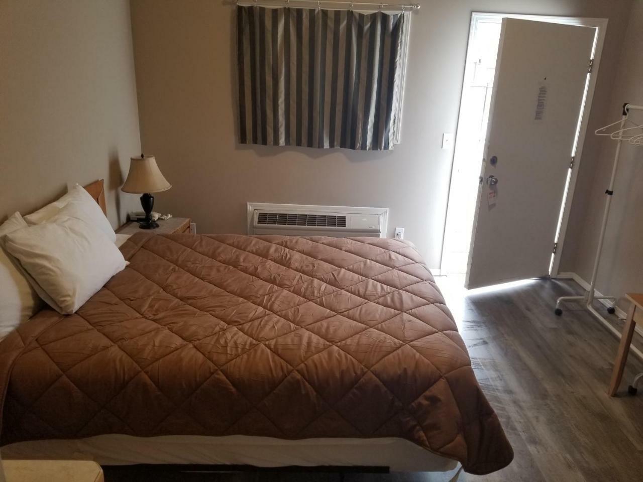 Apple Tree Inn Пентіктон Екстер'єр фото